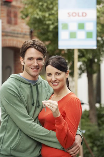 Paar voorzijde van nieuwe woning Stockfoto