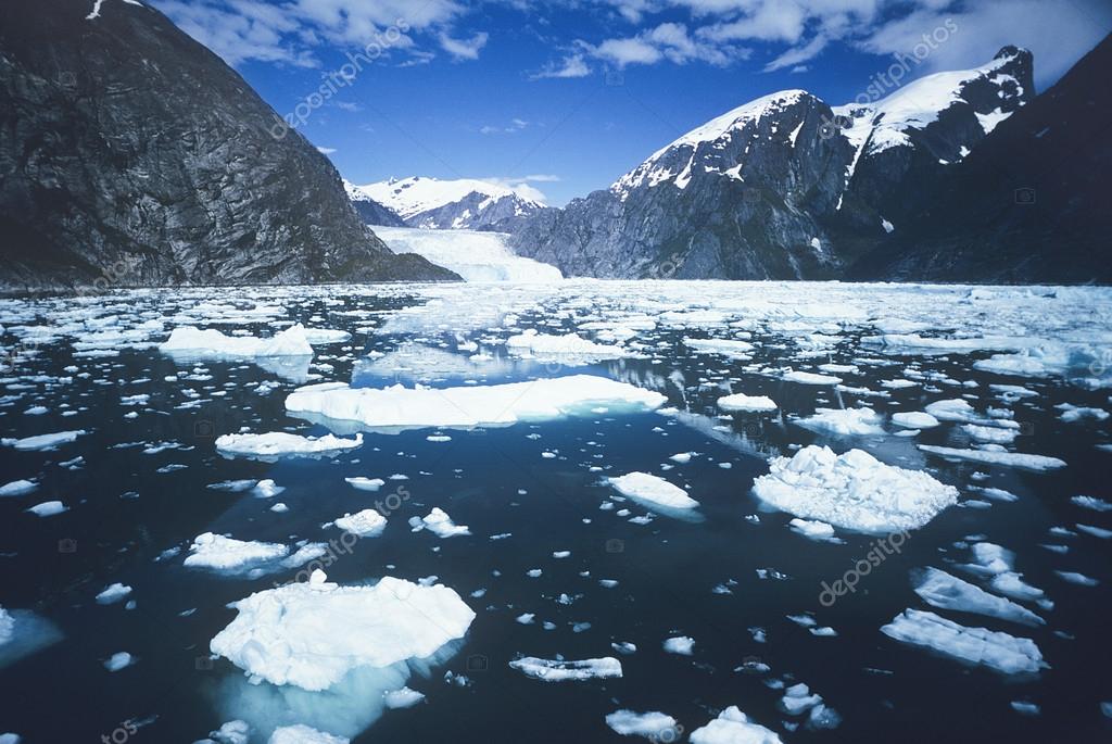 Eis schwimmt in Bucht auf dem Wasser Stockfotografie lizenzfreie
