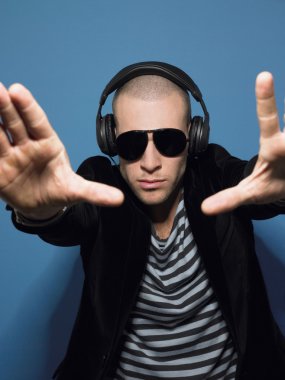 Kulaklık takan adam.