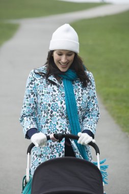 Anne iterek bebek arabası park