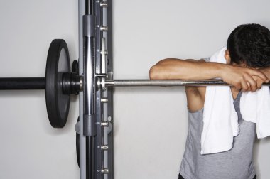 barbell üzerinde oturan adam