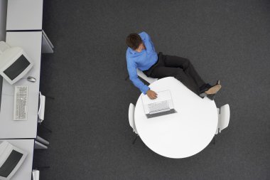 dizüstü bilgisayar odasında kullanan adam