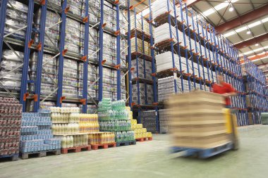 Ambar içinde Forklift sürücüsü
