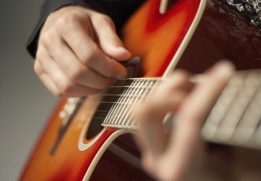 Gitar çalan adam
