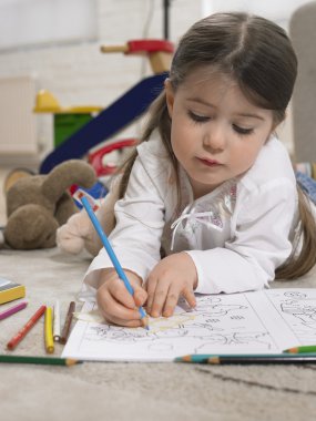 Boyama kitabı olan kız