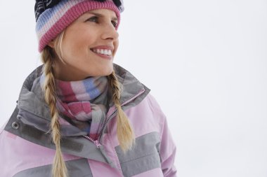 Kayak pisti üzerinde duran kadın