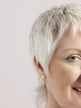 gülümseyen kadın stüdyoda poz