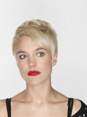 sarışın bir kadın kılığında