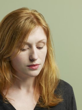 kadın aşağı bakıyor