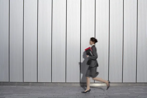 Hurrying Businesswoman — Stock Photo, Image