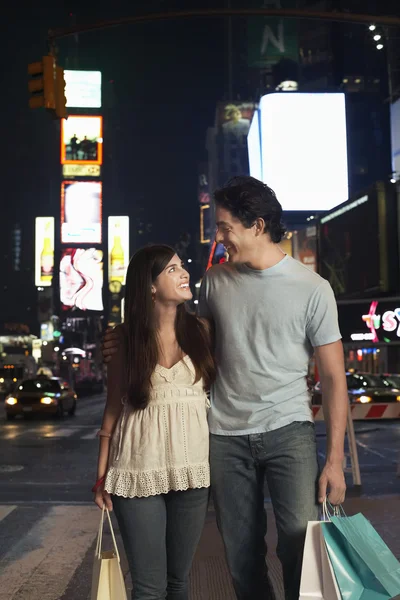 Casal andando na rua da cidade — Fotografia de Stock