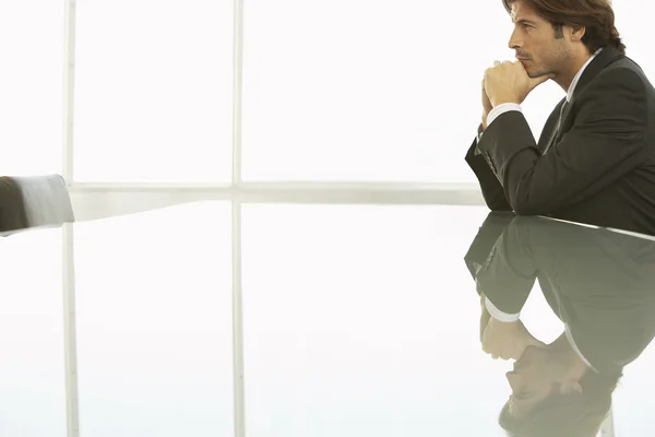 Empresário sentado à mesa de conferência — Fotografia de Stock