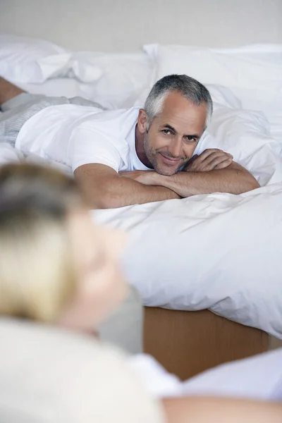Ember az ágyban megállapításáról — Stock Fotó