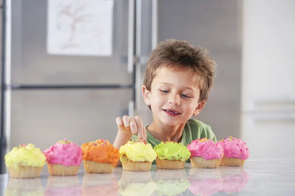 Garçon glisser une bouchée de cupcake — Photo