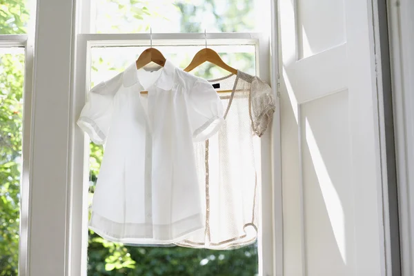 Witte blouses op Hangers — Stockfoto