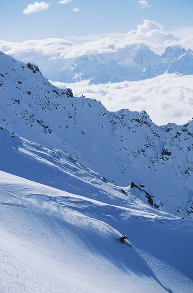 Sciatore sul pendio della montagna — Foto Stock