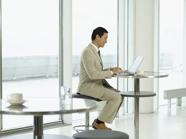 Homme d'affaires à la table travaillant sur ordinateur portable — Photo