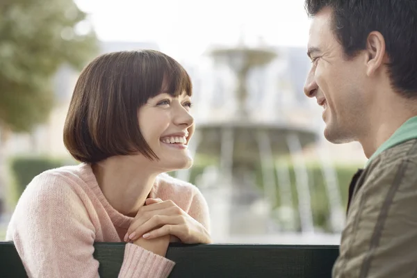 Couple smiling at each other — Stock Photo, Image