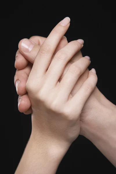 Mãos de casal braços levantados juntos — Fotografia de Stock