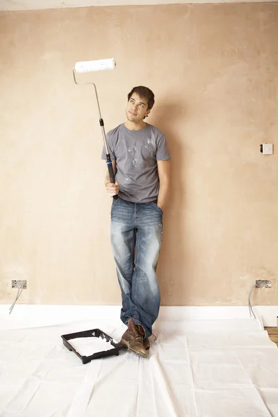 Hombre sosteniendo rodillo de pintura — Foto de Stock