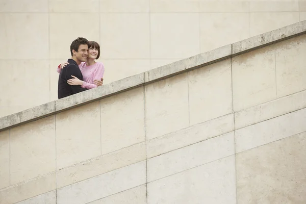 Jovem casal abraçando na escada — Fotografia de Stock