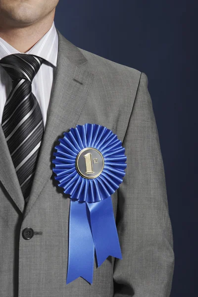 남자 옷 깃에 착용 파랑 리본 — 스톡 사진