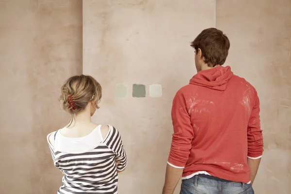 Couple choosing sample paint colours — Stock Photo, Image