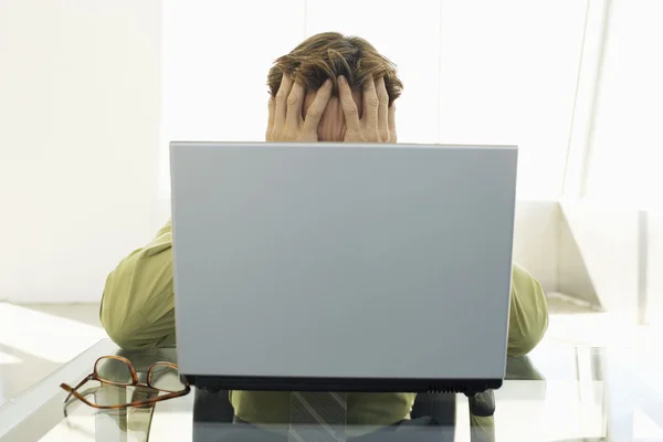 Бизнесмен использует ноутбук в офисе — стоковое фото