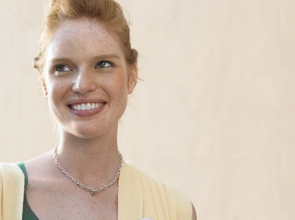 Femme avec des taches de rousseur souriant — Photo