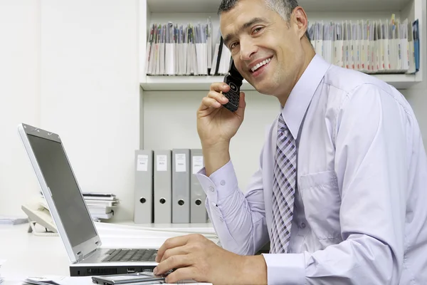 Geschäftsmann arbeitet an einem Laptop — Stockfoto