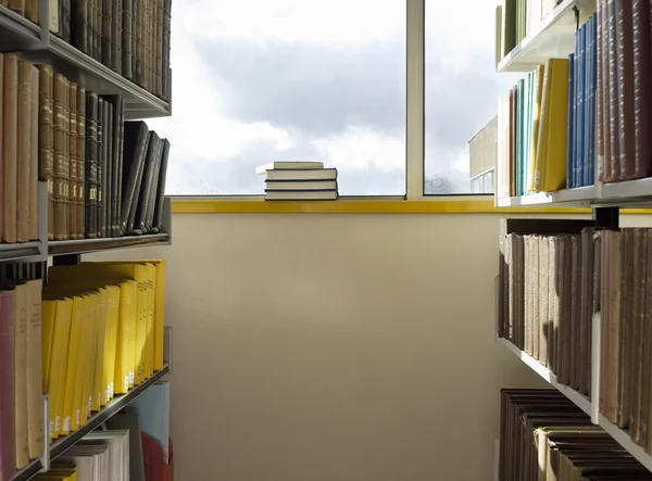 Biblioteca interior pila de libros — Foto de Stock