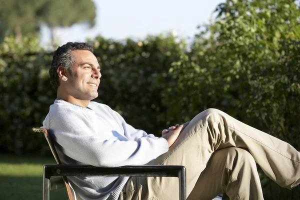 Muž relaxační v zahradě — Stock fotografie