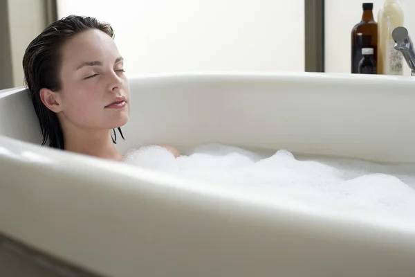 Femme relaxante dans la baignoire — Photo