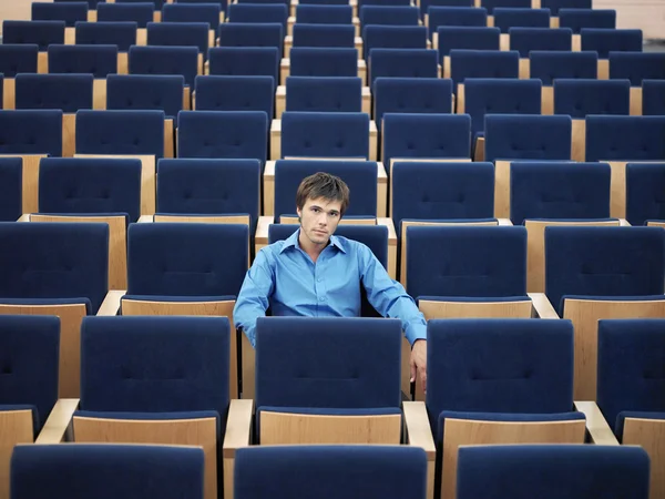 Uomo d'affari seduto in Auditorium — Foto Stock