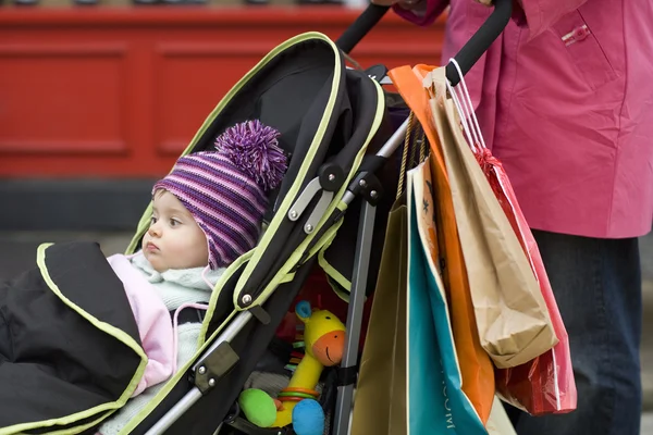 Babysitting in wandelwagen — Stockfoto