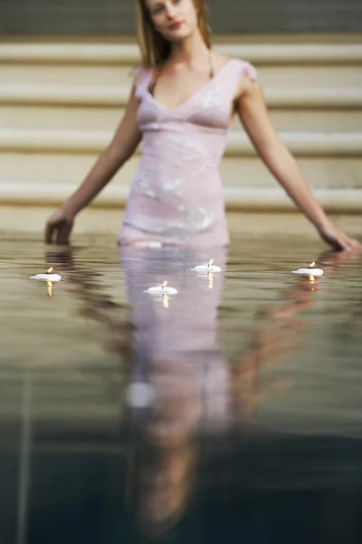 Mujer de pie en la piscina — Foto de Stock