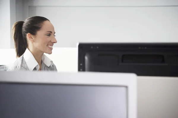 Female office worker in cubicle — Stock Photo, Image