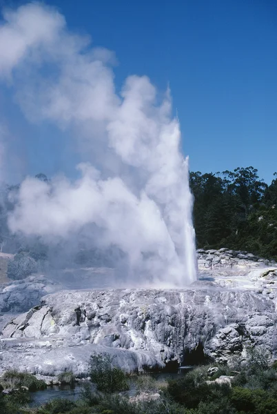 Sprutande geyser — Stockfoto