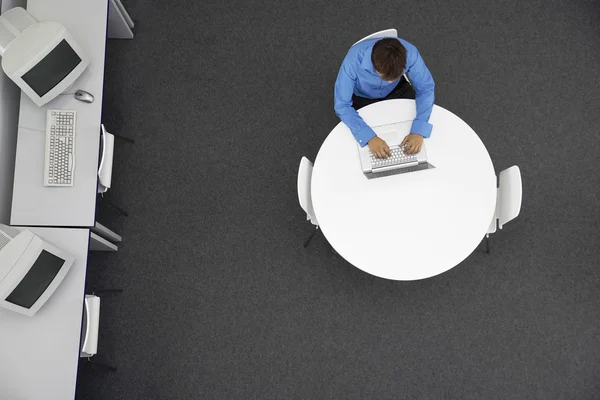 Man met laptop in computerlokaal — Stockfoto