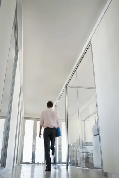 Empresario caminando en pasillo — Foto de Stock