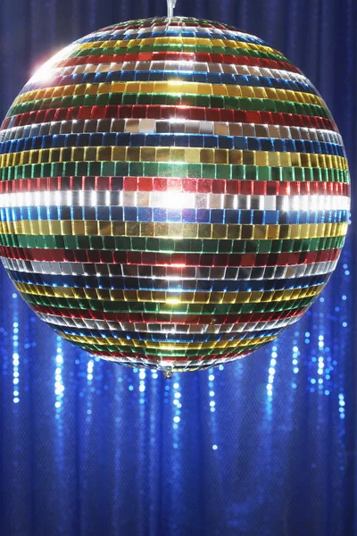 Çok renkli bir disko topu — Stok fotoğraf