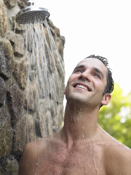 Homme adulte moyen prenant une douche — Photo