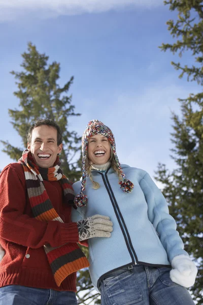 Couple debout sur la colline — Photo