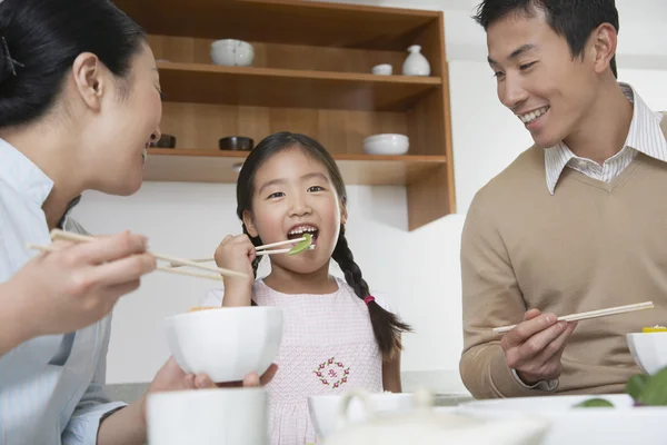 夫婦と娘があり、食事を食べる — ストック写真