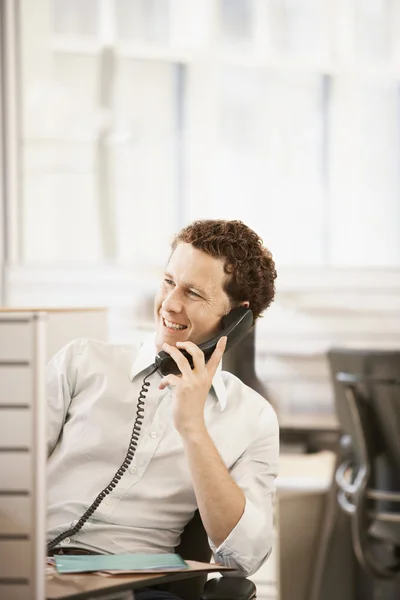 Office worker talking on phone — Stock Photo, Image