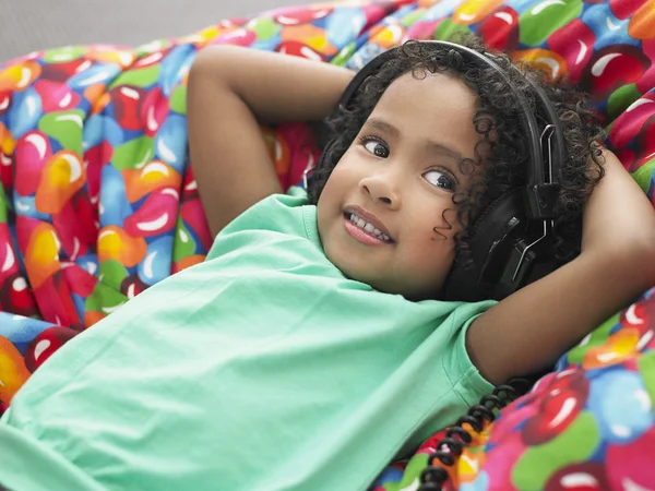 Chica escuchando auriculares — Foto de Stock