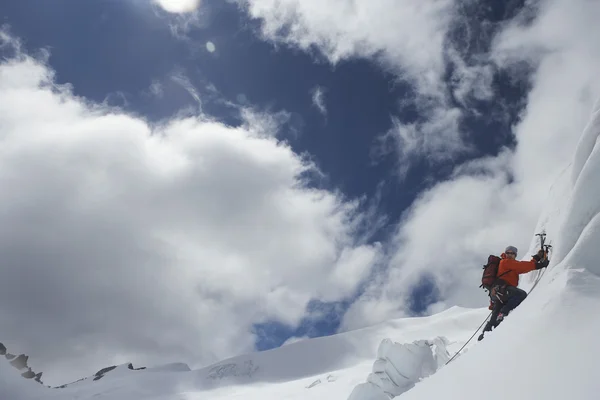 Alpiniste avec hache — Photo