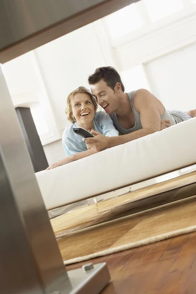 Couple sur le lit Regarder la télévision — Photo