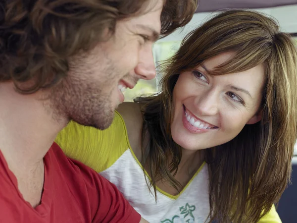 Couple smiling at each other — Stock Photo, Image