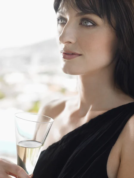Vrouw die champagne drinkt — Stockfoto